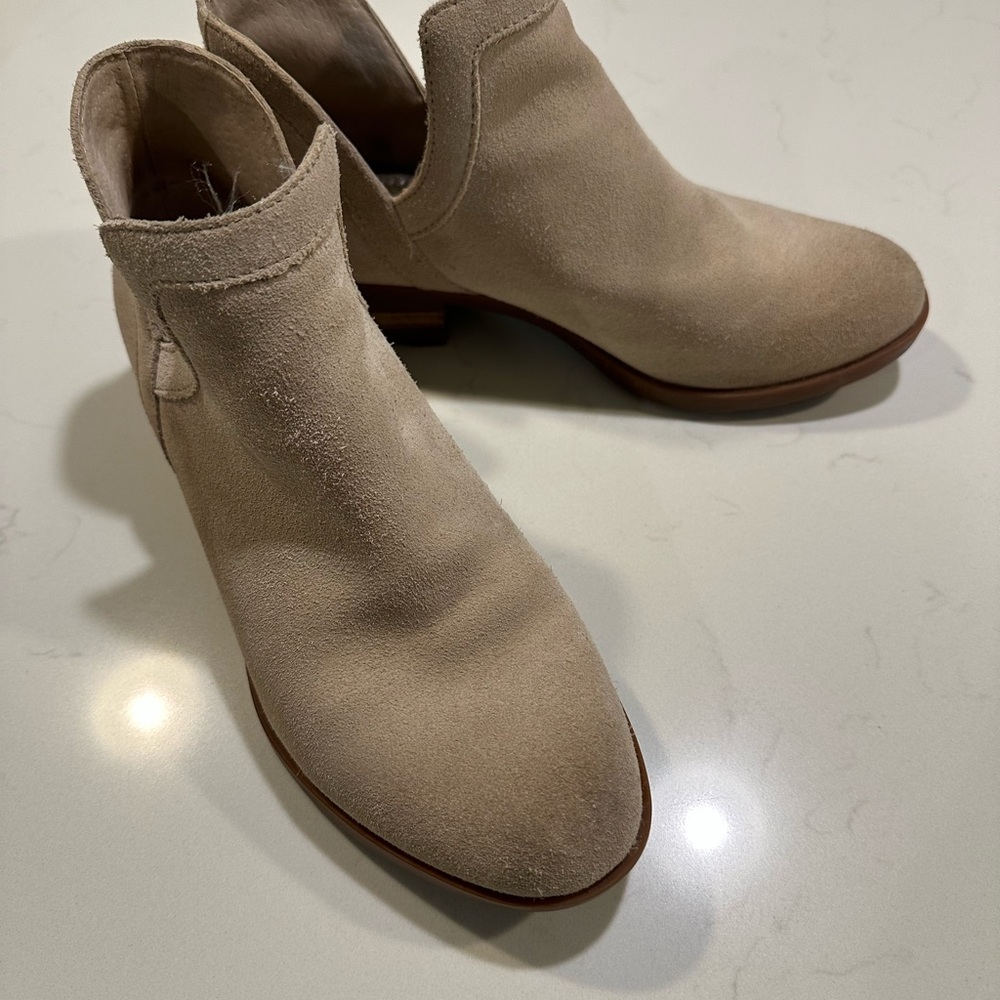 Sorel Lolla II cut out Tan Ankle Booties Slip-On Design